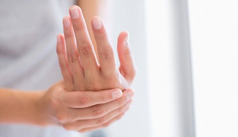 How to Help and Prevent Dry Hands